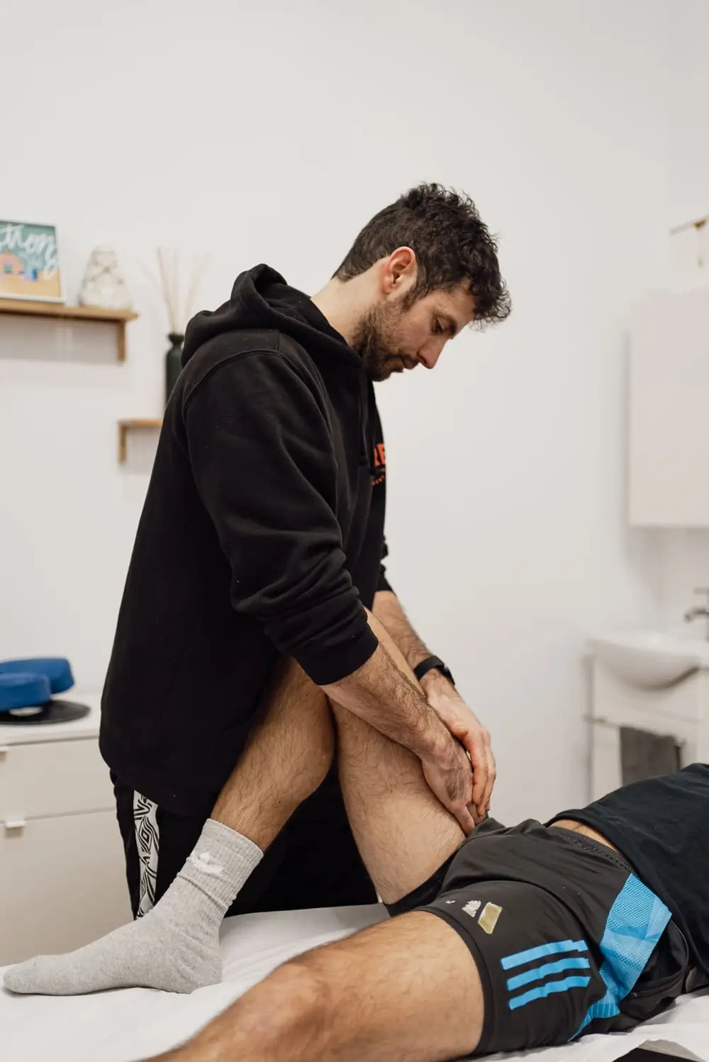 Rai García tratando a un paciente en la consulta de fisioterapia de CORE