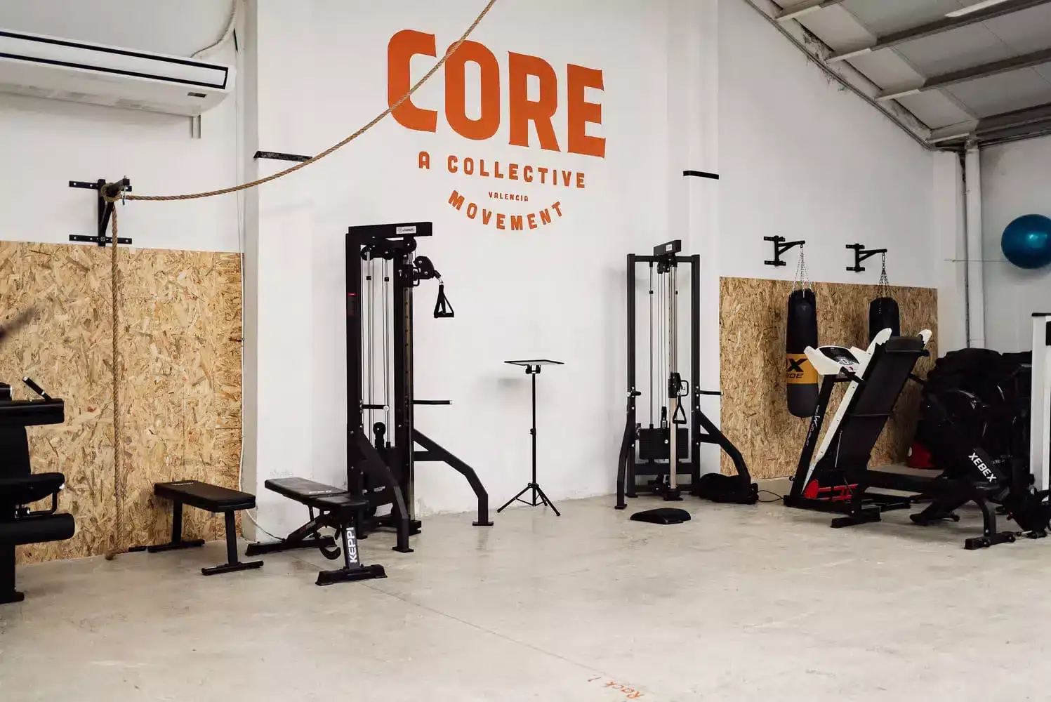 La nave de CORE en València, con el mural CORE pintado en la pared y los racks de entrenamiento